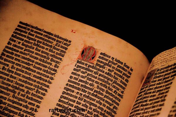 Project Gutenberg: How to Find Public-Domain eBooks Safely